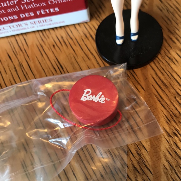 [Hallmark]Barbie Commuter Set. Ornament and Hatbox - Picture 2 of 4